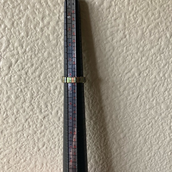 Elegant Handmade Iridescent Green Tila Bead Ring - Picture 7 of 10